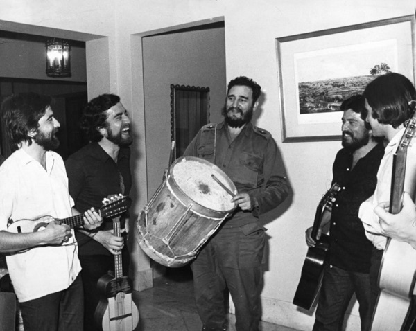Fidel con músicos
