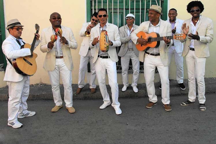Septeto Santiaguero llena de ritmo cubano el Castell de Dénia