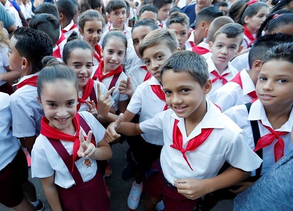 Escolares cubanos