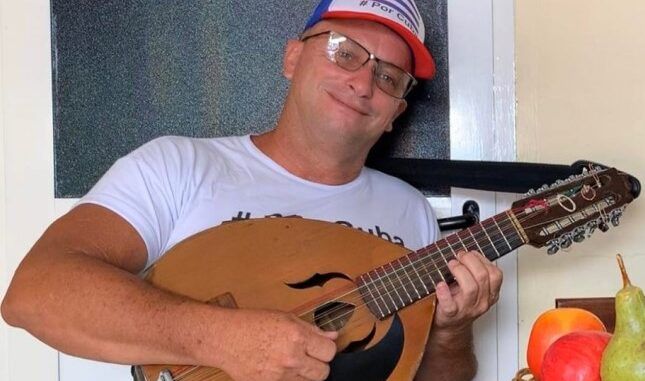 Entre el verso y el laúd de Erdwin Vichot Blanco