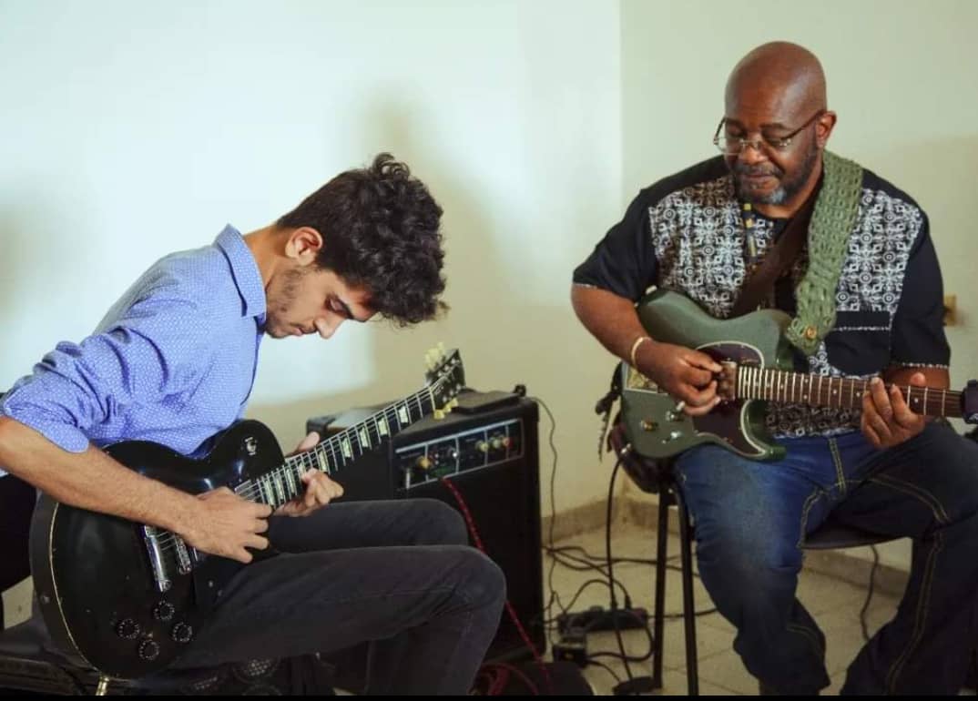 Guitarrista norteamericano Joel Johnson en Conservatorio Guillermo Tomás