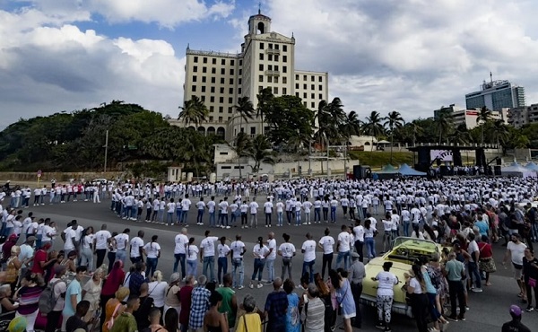 Cuba bate el récord mundial de bailadores simultáneos en rueda de casino