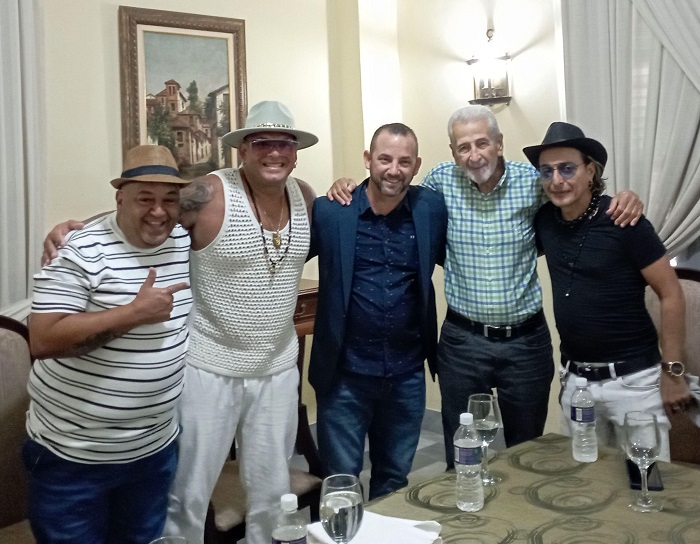 Omslig DLeon en Cuba