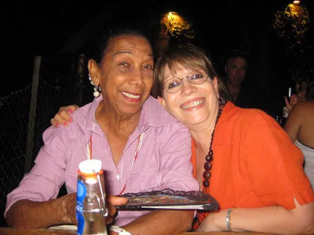 Nery (izq.) y su amiga Silvia. Foto TeleSur