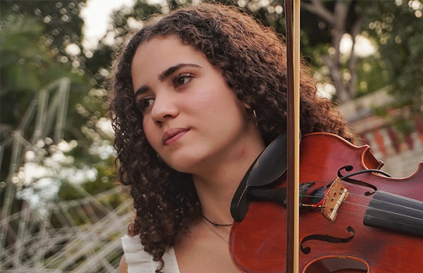 Dayana y un violín para Polo Montañez