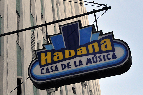Sabroso y caliente en la Casa de la Música de Centro Habana