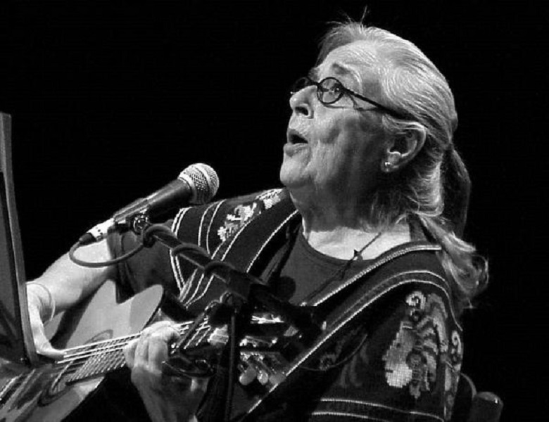 Sembró violetas para la infancia