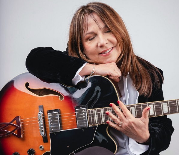 “Con los hilos de la luna”: Liuba María Hevia hereda ternura