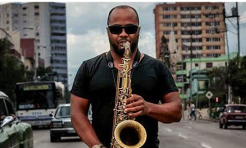Carlos Miyares: el saxofón que dibuja el pulso del jazz cubano contemporáneo